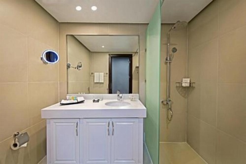 The Curve Hotel image 1